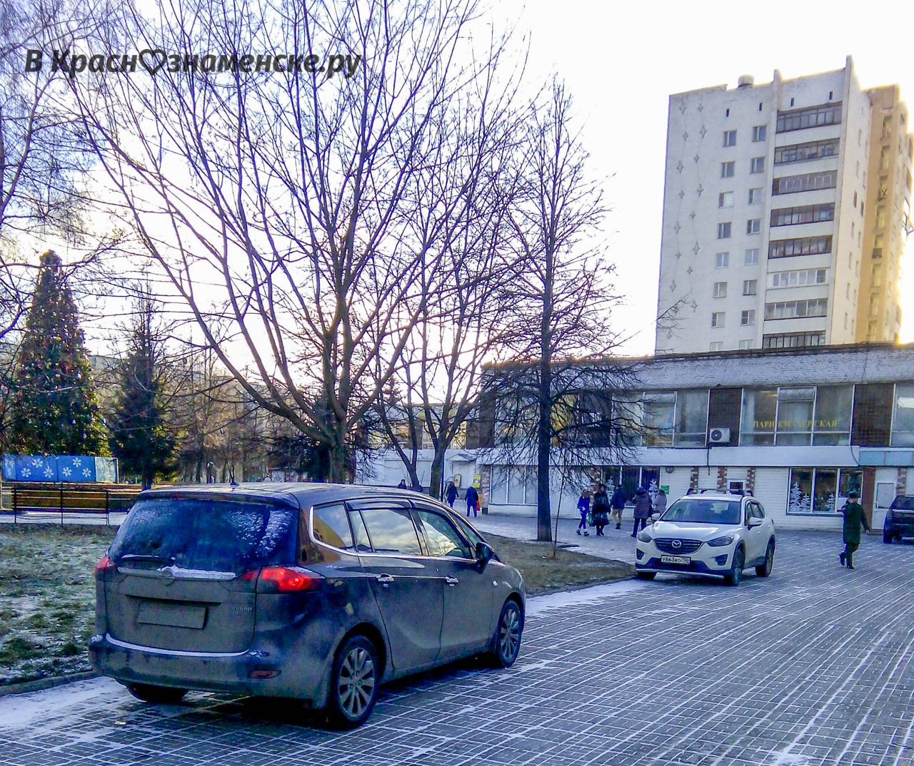 Неправильаня парковка в городе Краснознаменск на голубиной площади Неправильаня парковка в городе Краснознаменск на голубиной площади