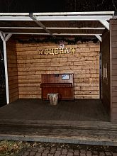 Расстроенное пианино у ДДЮТа привлекает внимание прохожих