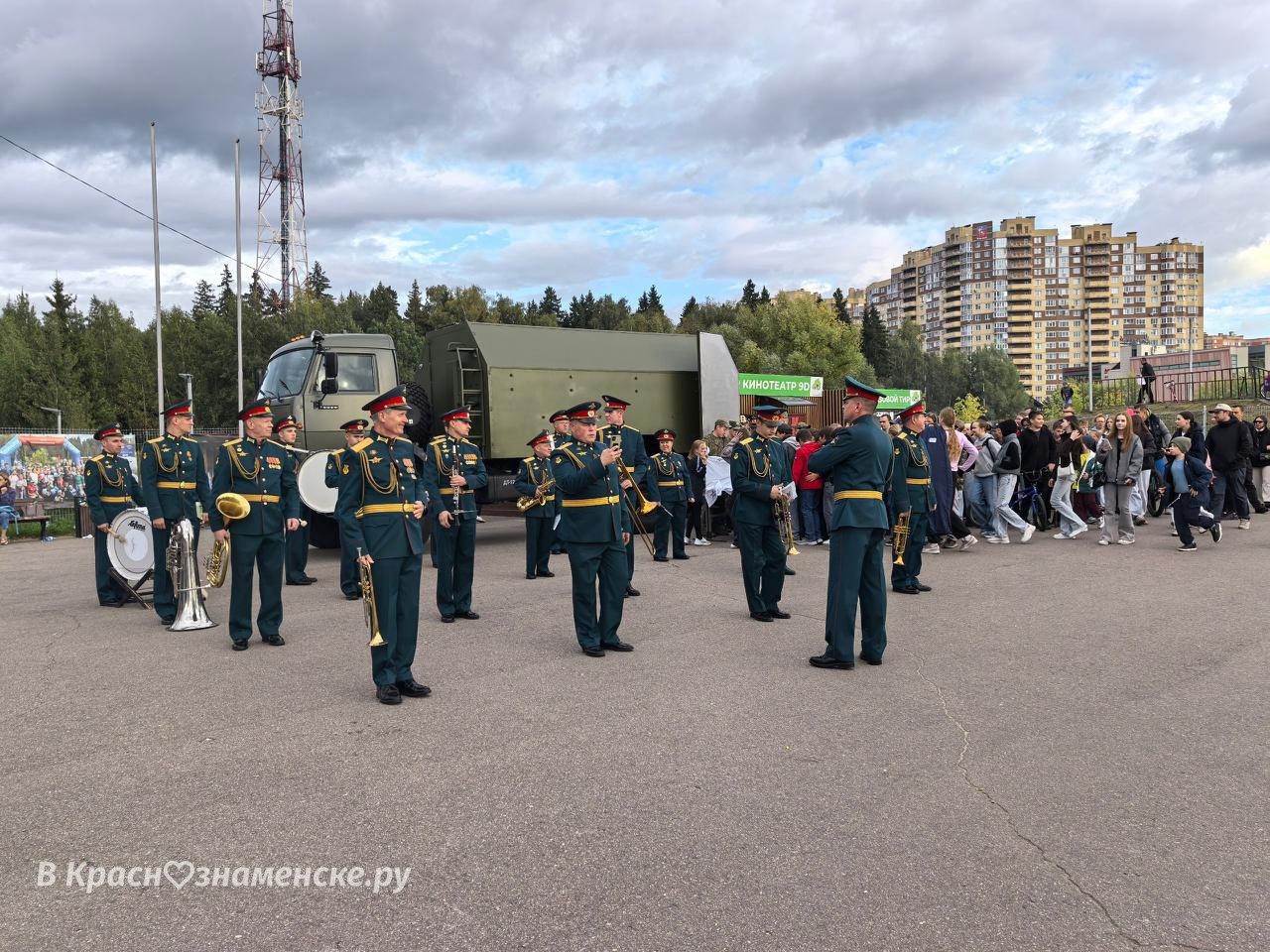 Раздача каши сопровождается музыкальным фоном — Краснознаменск