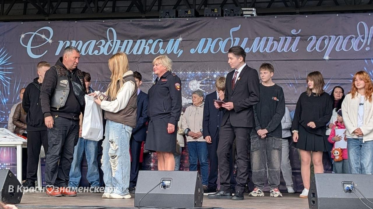 Вручение паспортов в городском парке — Краснознаменск