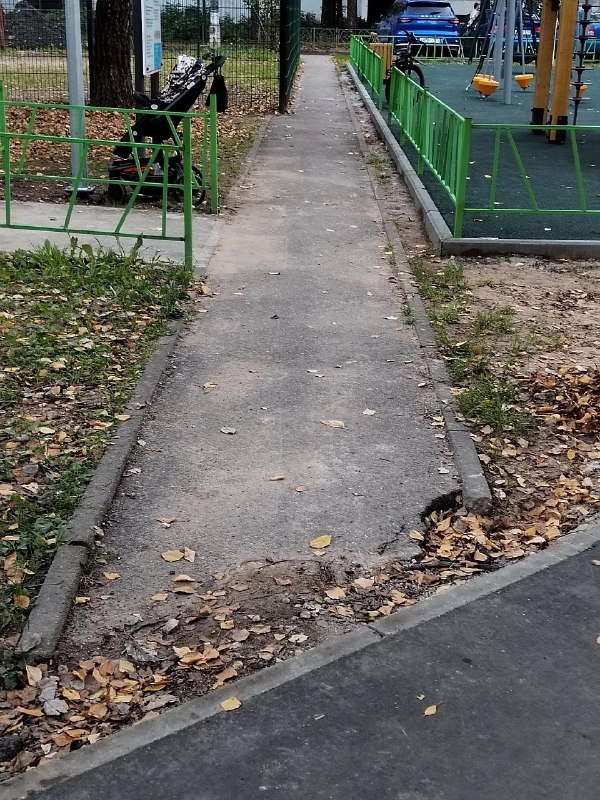 Выход с детской площадки на основную пешеходную дорожку выполнен безобразно и далеко не безопасно!