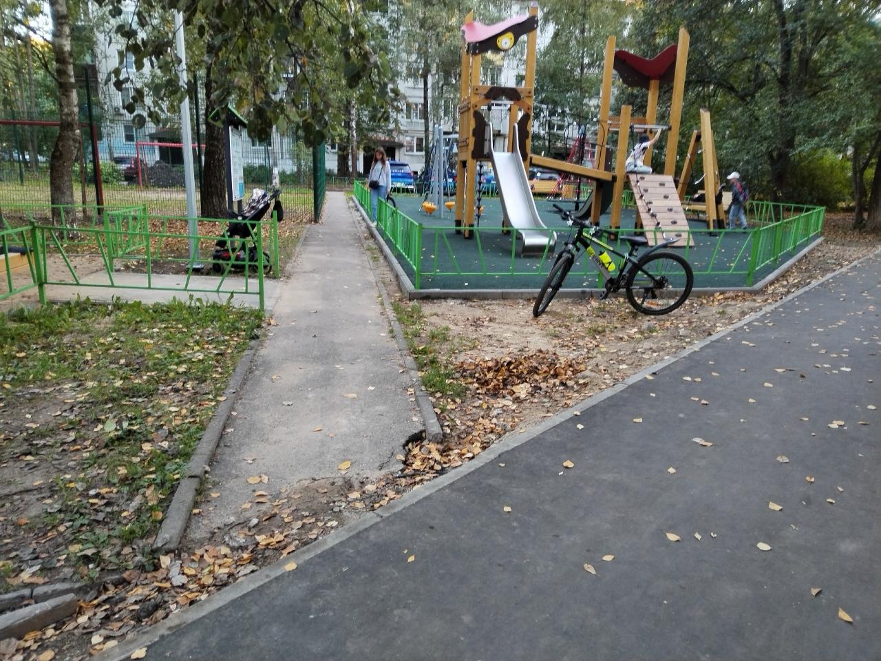 Выход с детской площадки на основную пешеходную дорожку выполнен безобразно и далеко не безопасно!