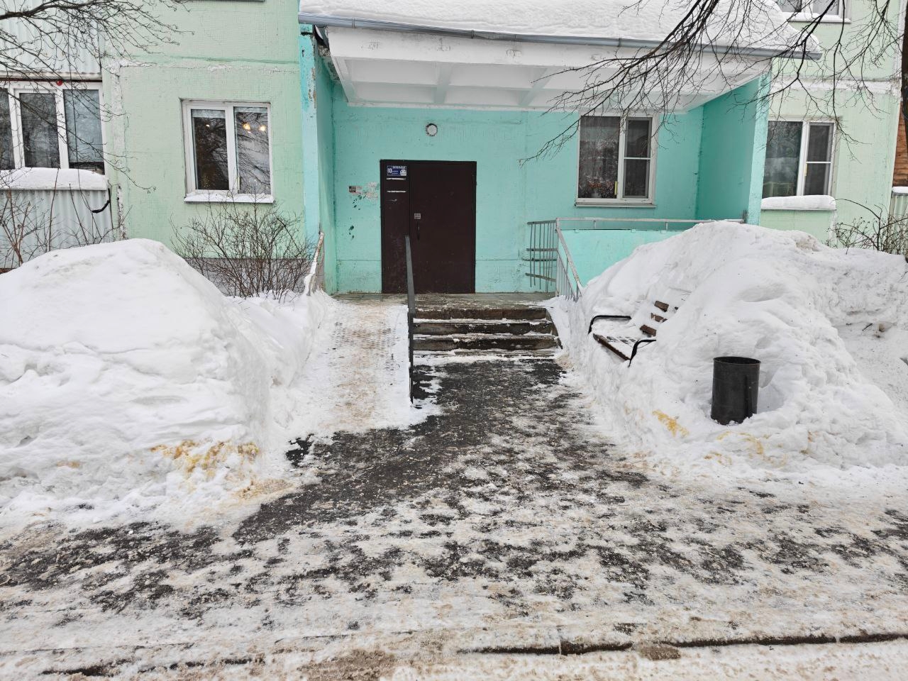 Повсюду стабильно жёлтые пятна на снегу