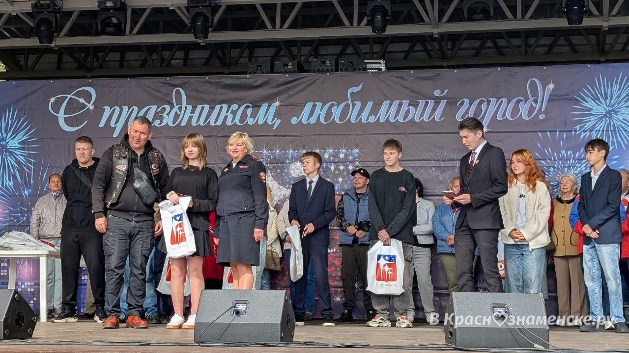Вручение паспортов в городском парке — Краснознаменск