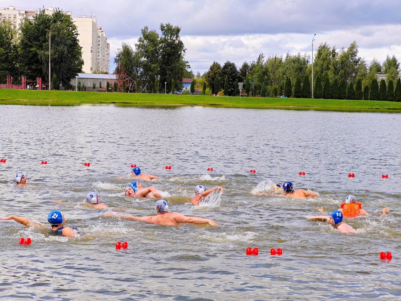 Городской парк Краснознаменска стал местом знакового события: впервые в истории ВОСВОДа России состоялся турнир по водному поло на открытой воде