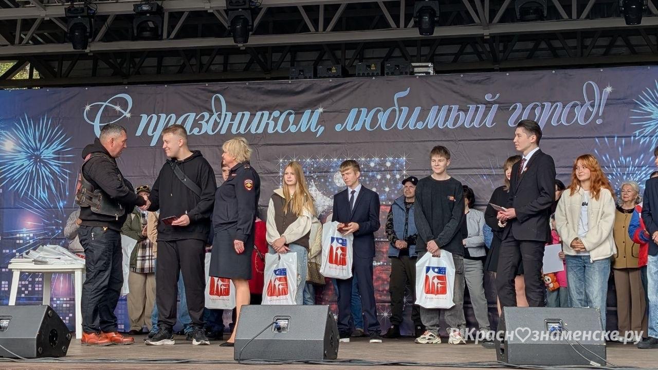 Вручение паспортов в городском парке — Краснознаменск