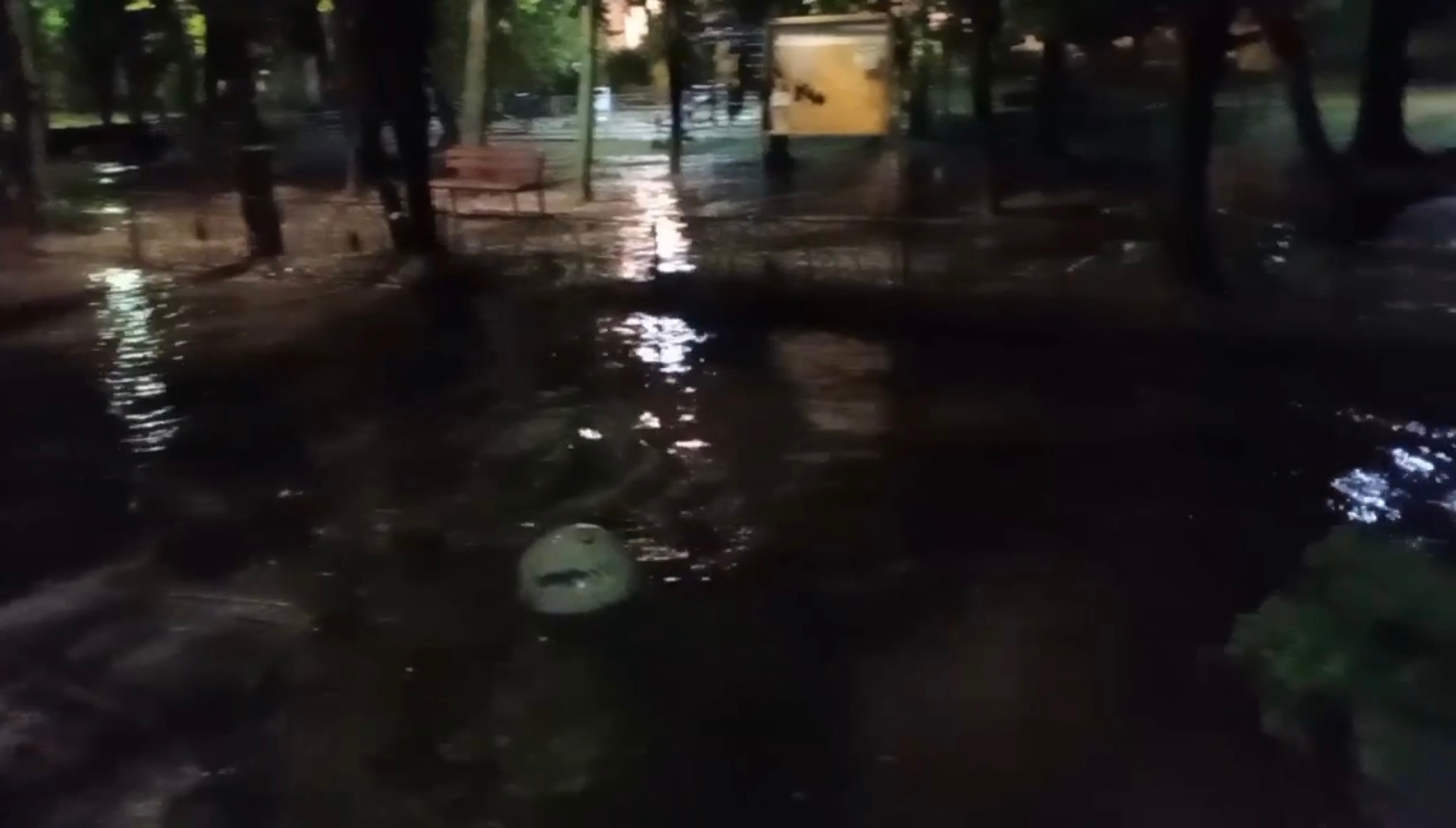 Город снова затопило, ливневки не справляются с нагрузкой