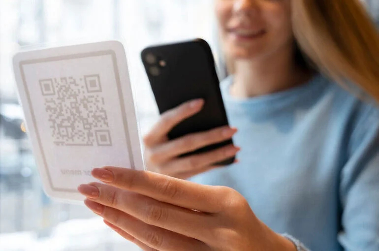 Оплата по QR-коду станет проще: с сентября в российских магазинах появится единый код для всех банков