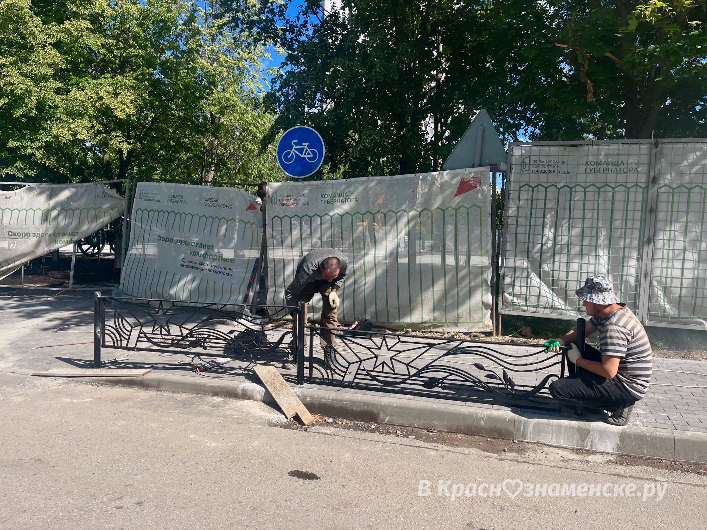 В сквере Победы почти завершены работы по укладке тротуара, а также идет установка ограждений