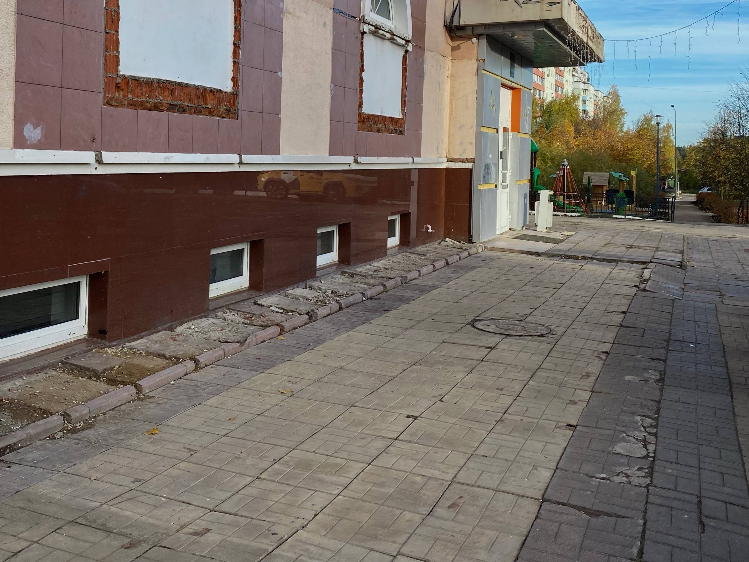 Около Дикси сильно износилась плитка