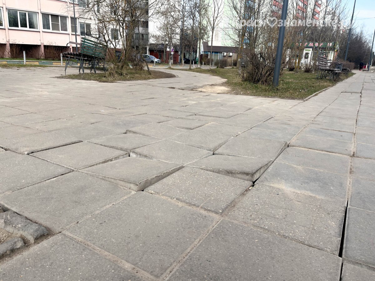 Классно, что в Краснознаменске делают тактильную плитку, чтобы не отвлекаться на телефон