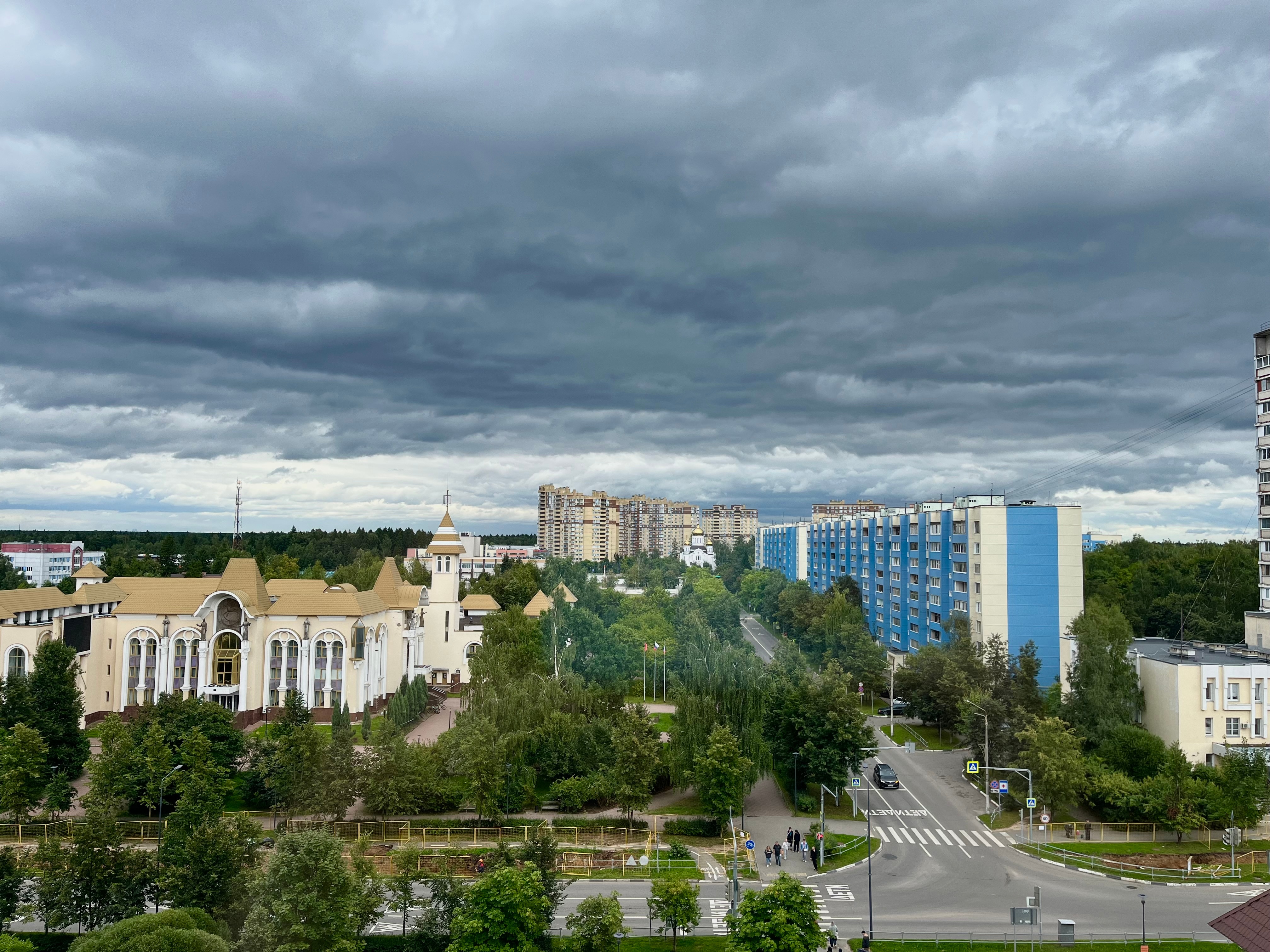 Пасмурное небо над городом
