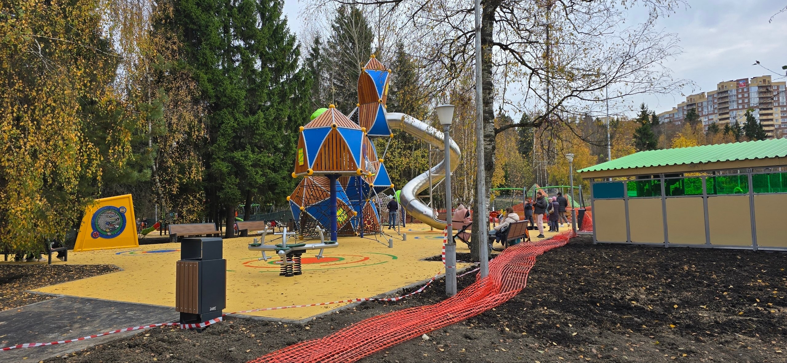 Новая детская площадка в городском парке — Краснознаменск