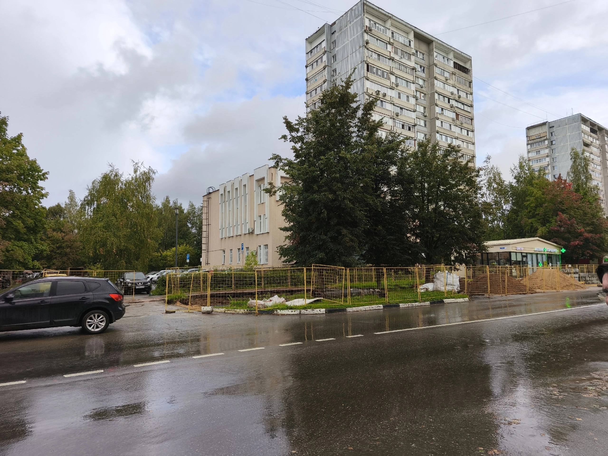 Напротив Ул.Победы 7 начались работы по обустройству тротуара и ремонту асфальтового покрытия во дворе
