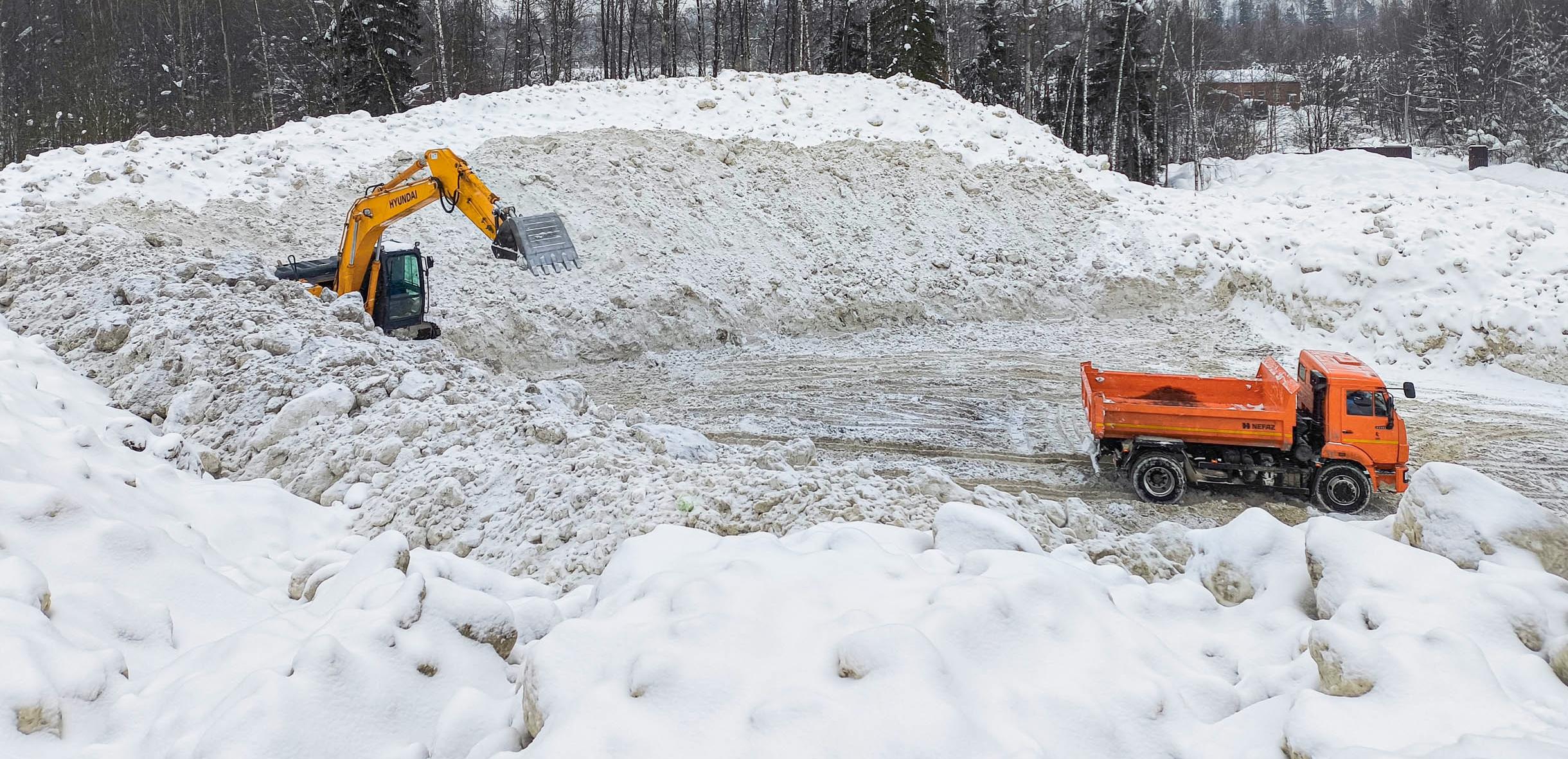 Снежные горы у городского кладбища с каждой неделей становятся всё выше и эпичнее 