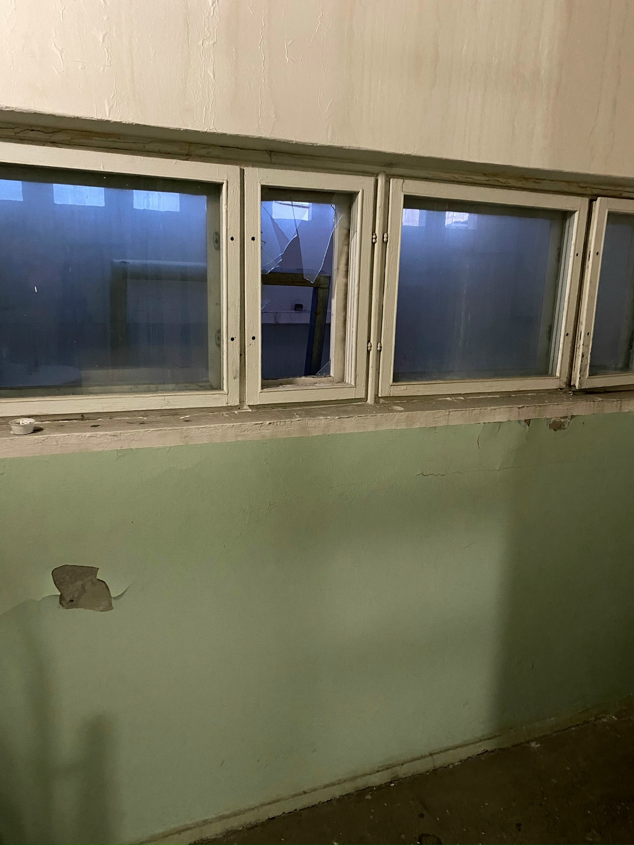 Разбитое окно после пожара