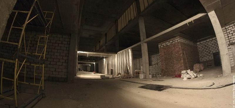 Сможете отгадать, внутри какого, на тот момент ещё строящегося здания были сделаны эти фотографии?