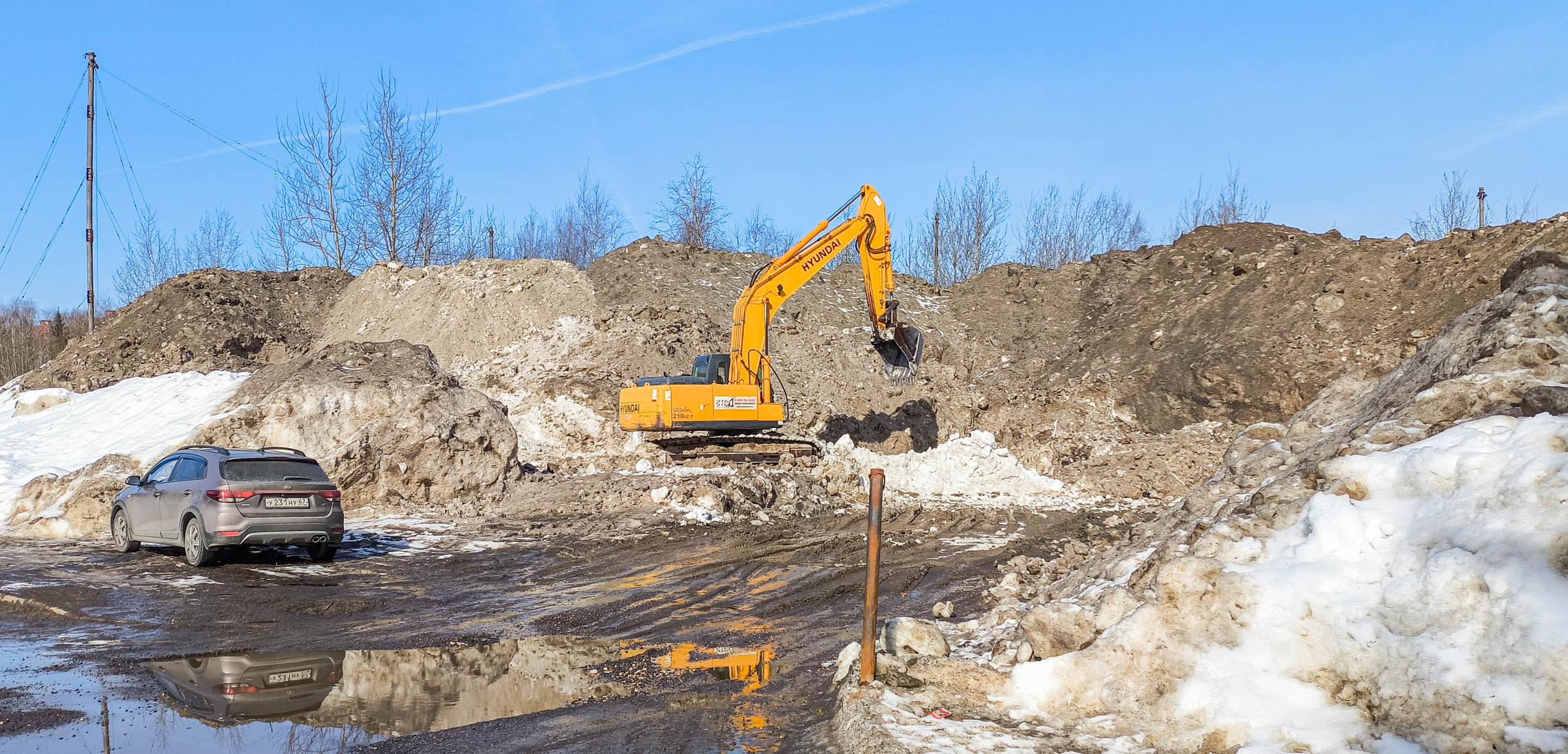 Эпичные горы из грязного талого снега в индустриальном парке