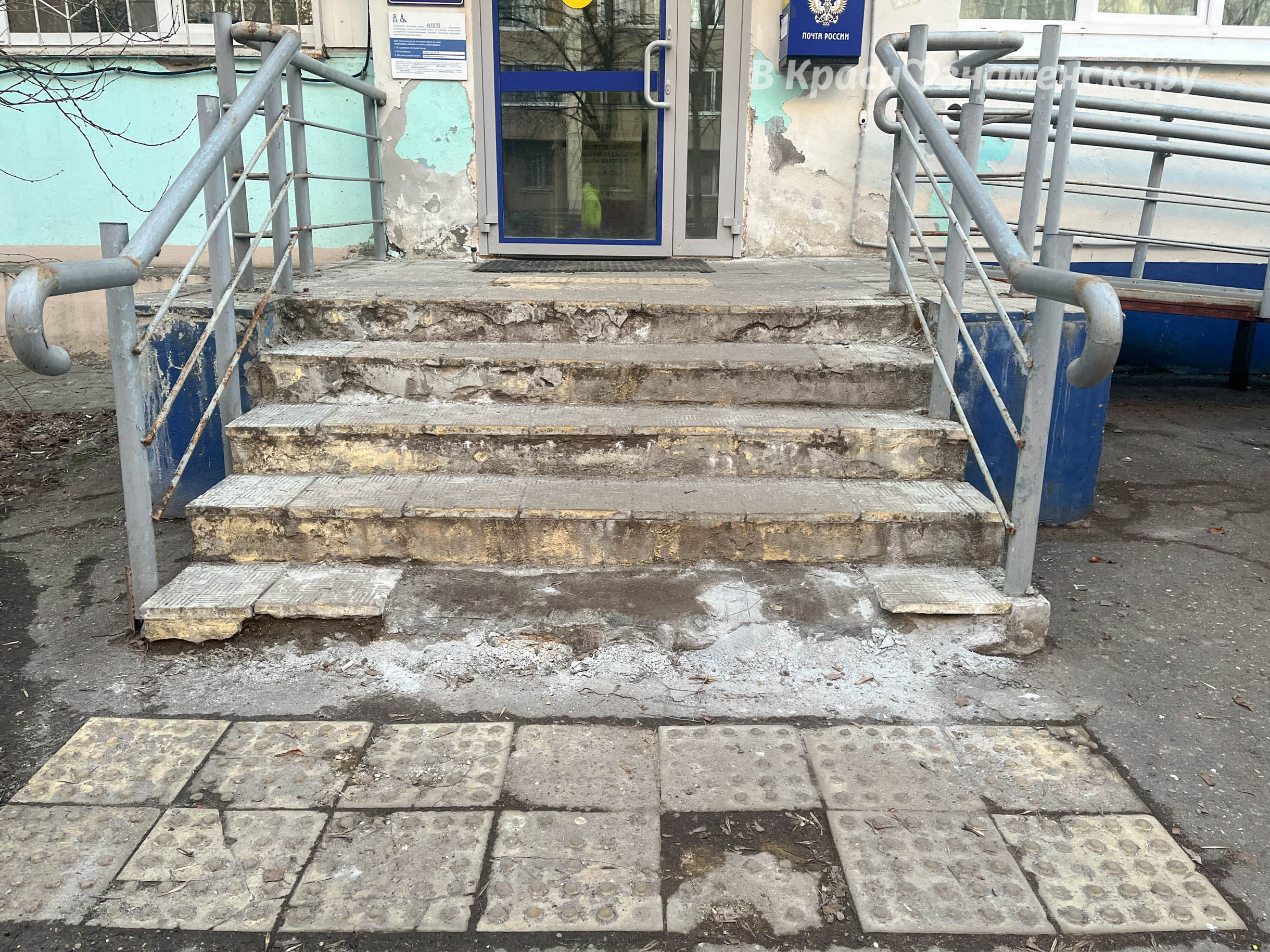 Почта России и здание библиотеки явно нуждаются в реконструкции