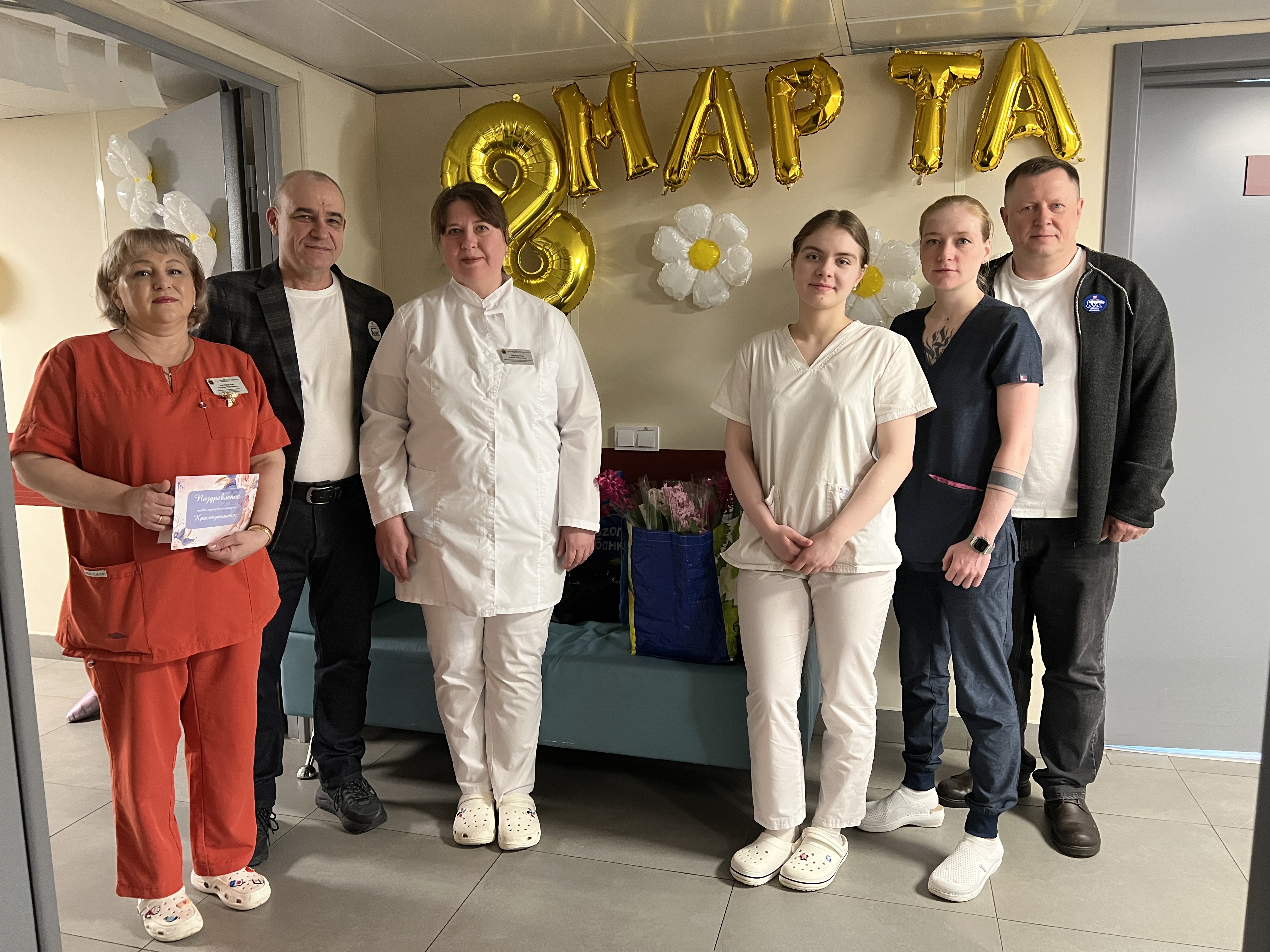 Владимир Пирогов и партактив Единой России поздравили медицинский персонал госпиталя с Международным женским днём