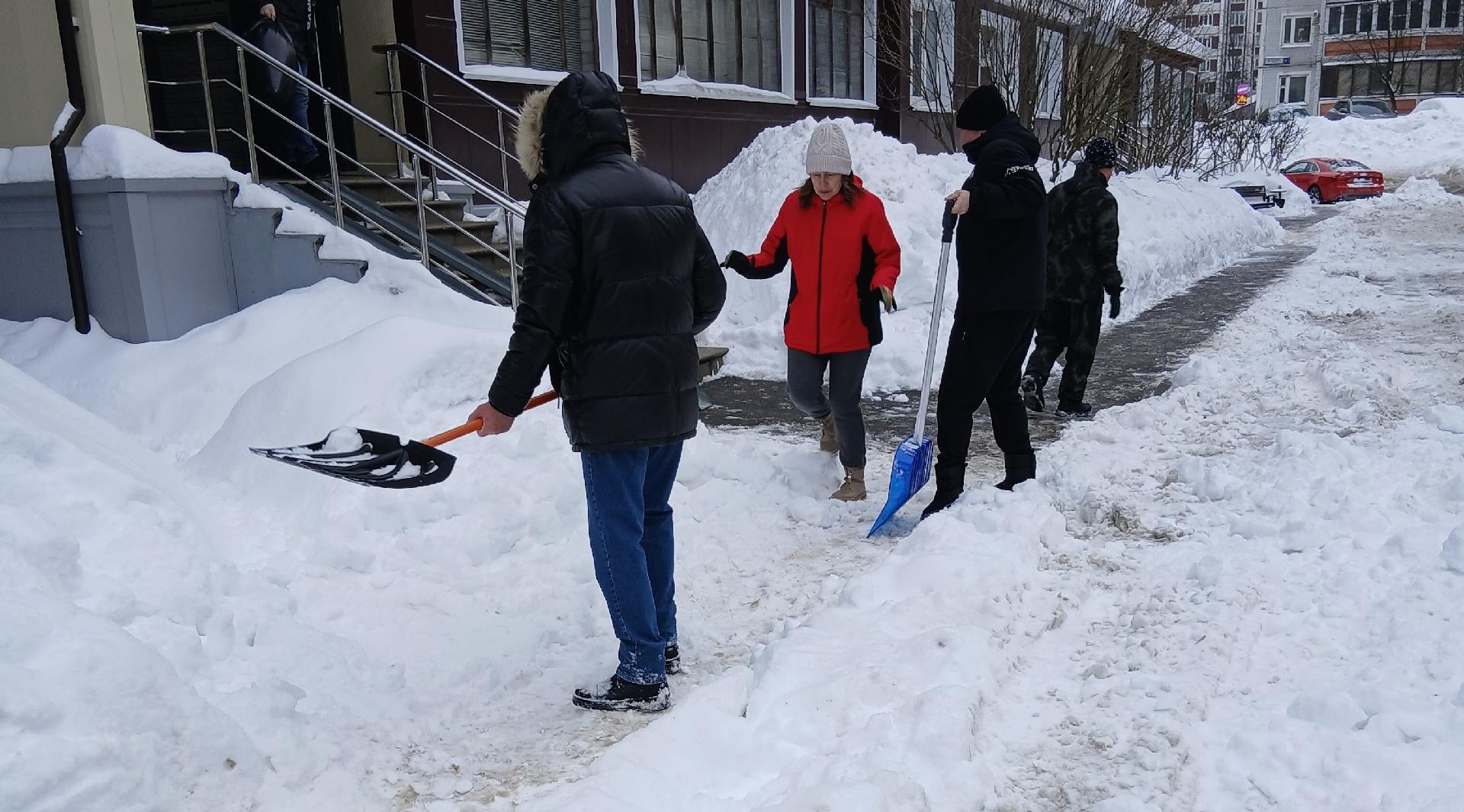 Жители Гагарина 9 вышли на помощь дворнику УК