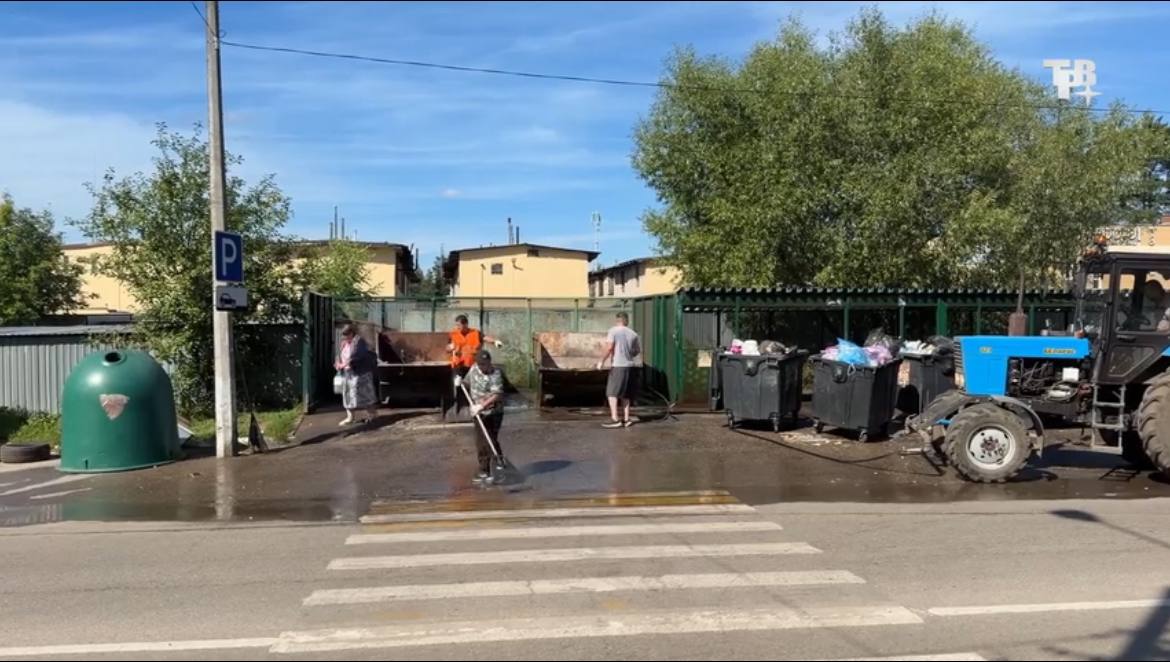 На контейнерных площадках для временного накопления твёрдых коммунальных отходов и крупногабаритного мусора регулярно проводится санитарная обработка.