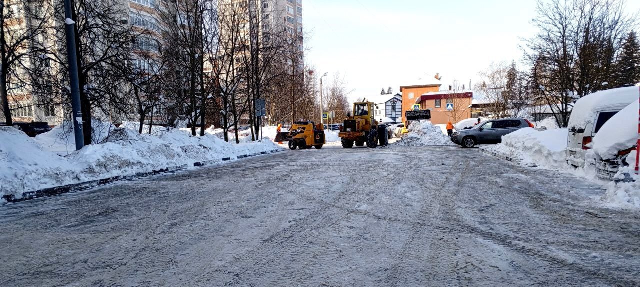 На ежедневной основе МБУ «КХБ» производится уборка территории и вывоз снега.