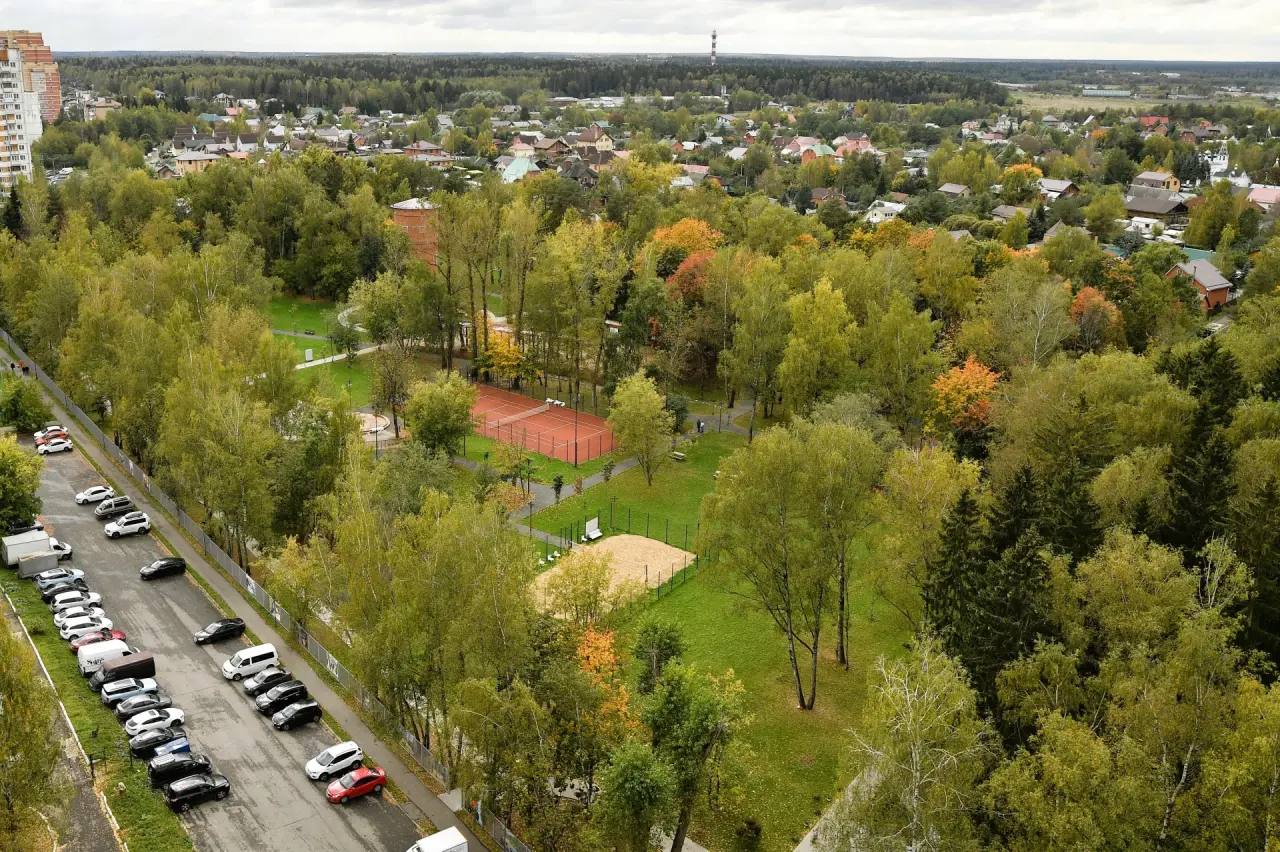 Беличий парк и его окрестности ранней осенью 