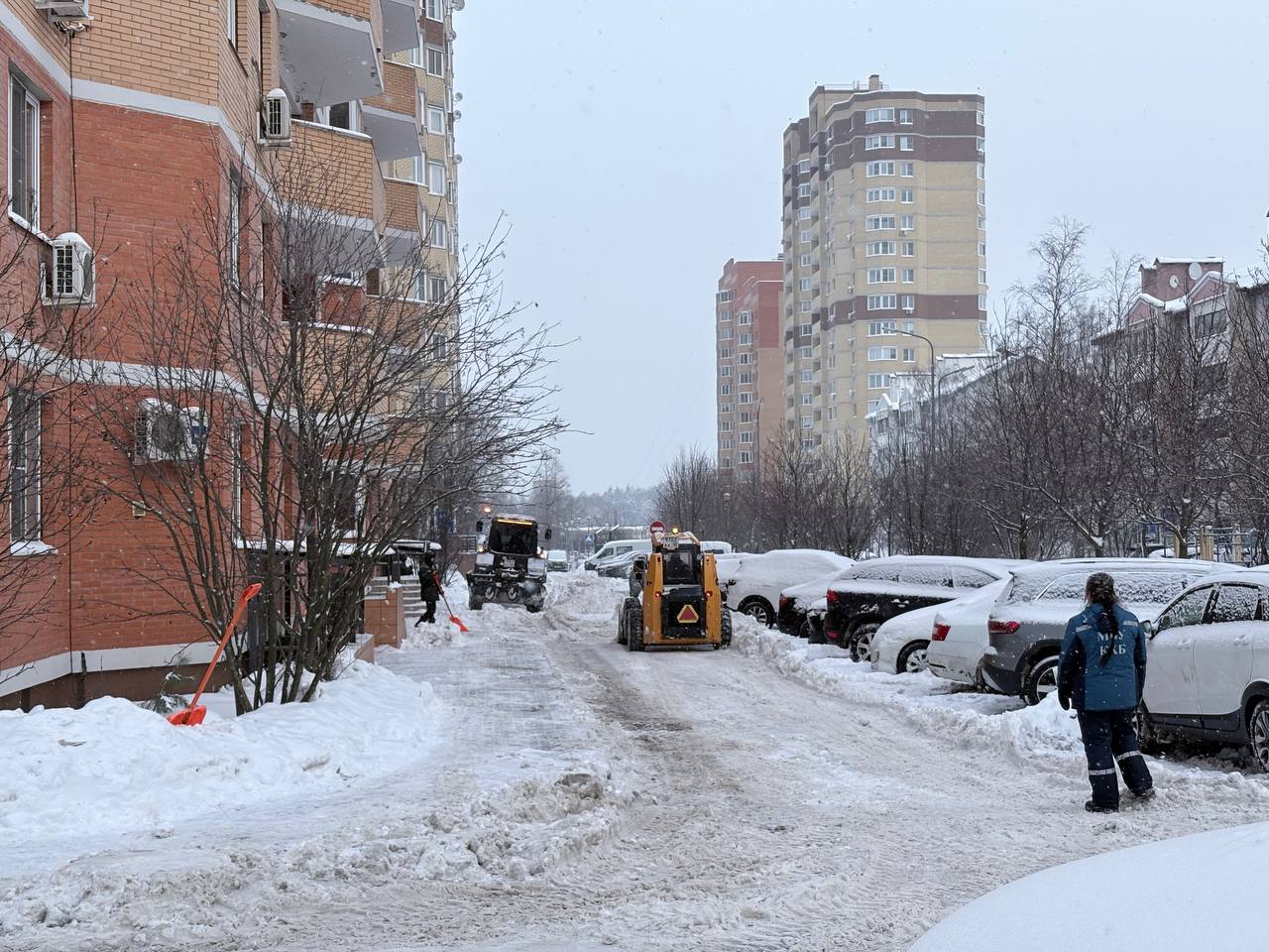 Сегодня расчищали дворовую территорию на ул. Парковая, ул. Советская и около Молодёжного центра