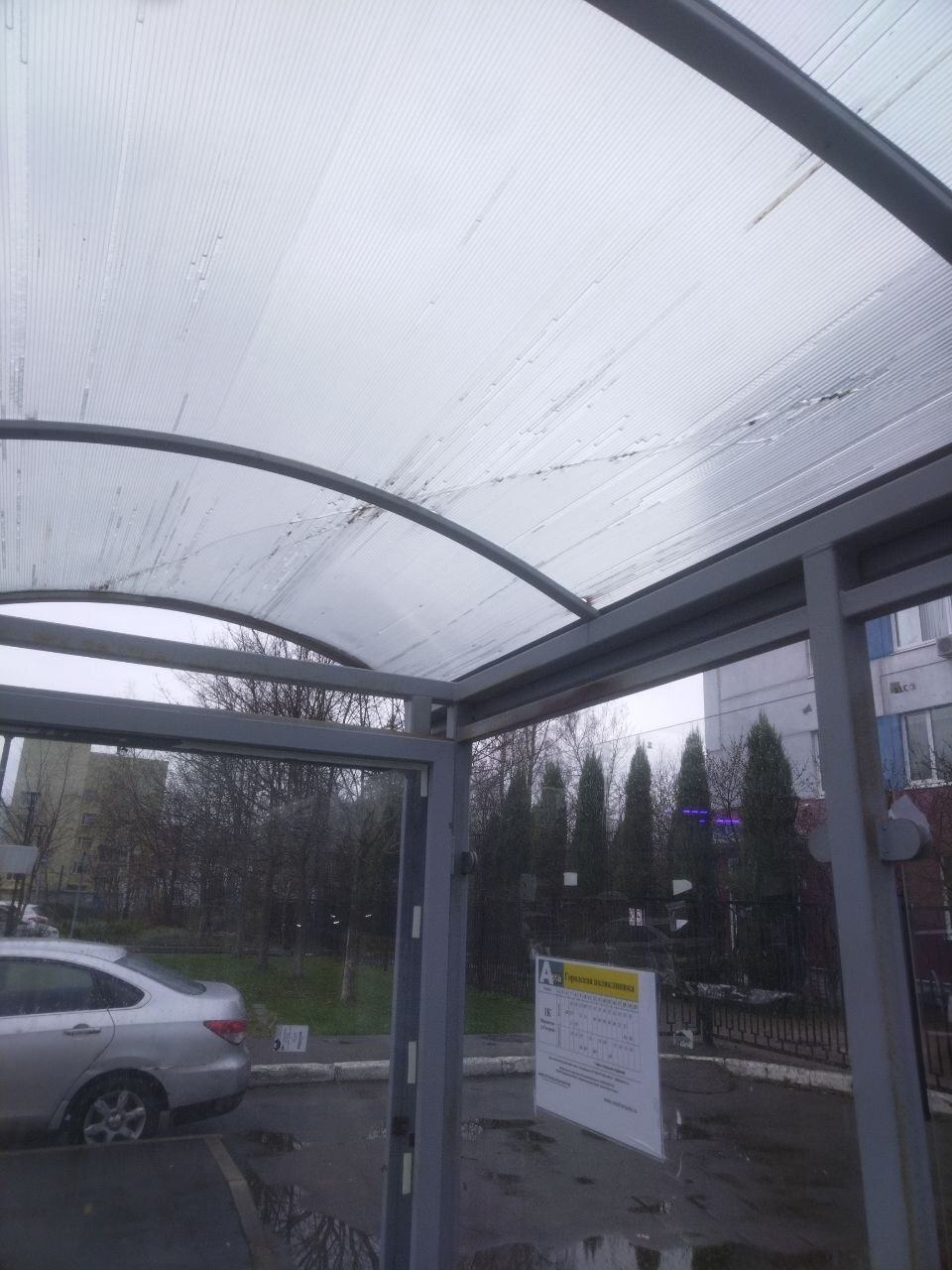 На остановке городской поликлиники оторвалась крыша