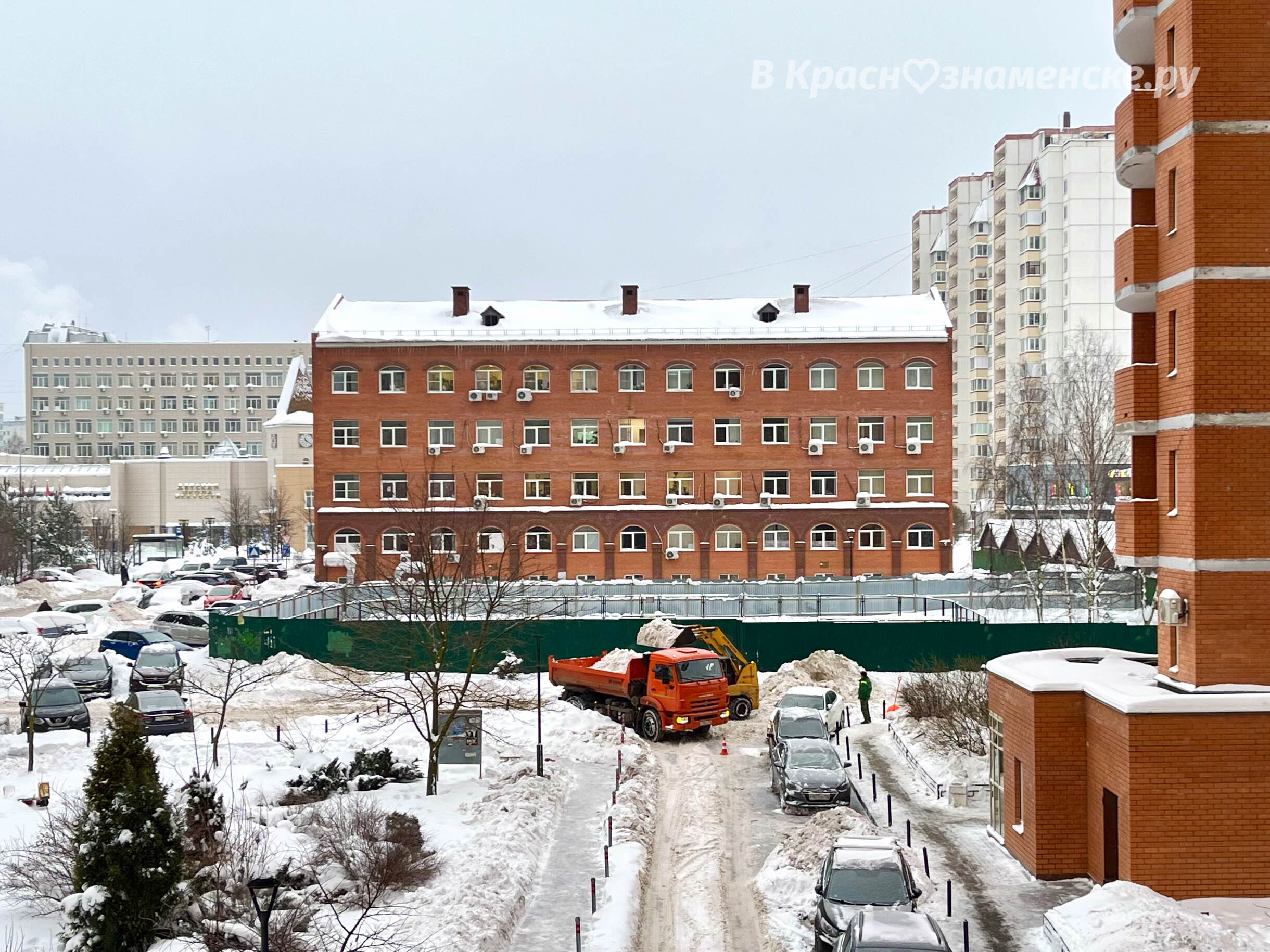 Жители Победы 28 радуйтесь, наконец-то, приехал трактор для уборки снега!
