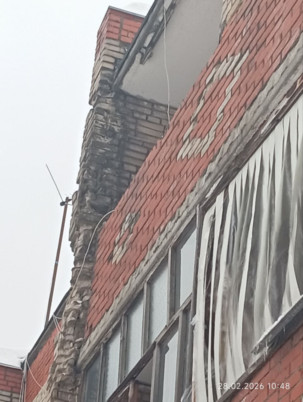 Строителей 3/1, здесь вообще то люди выживают, когда расселят этот рассыпающий дом?