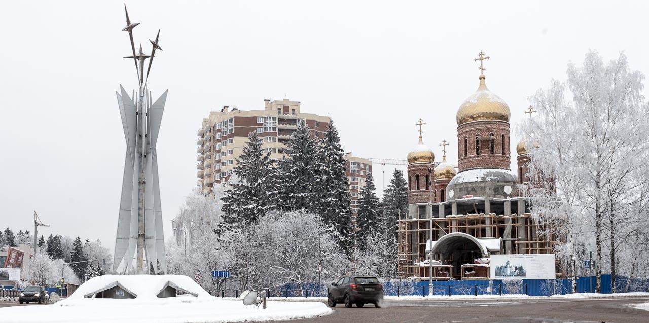 Небольшая прогулка вокруг ещё только строящегося храма Архангела Михаила