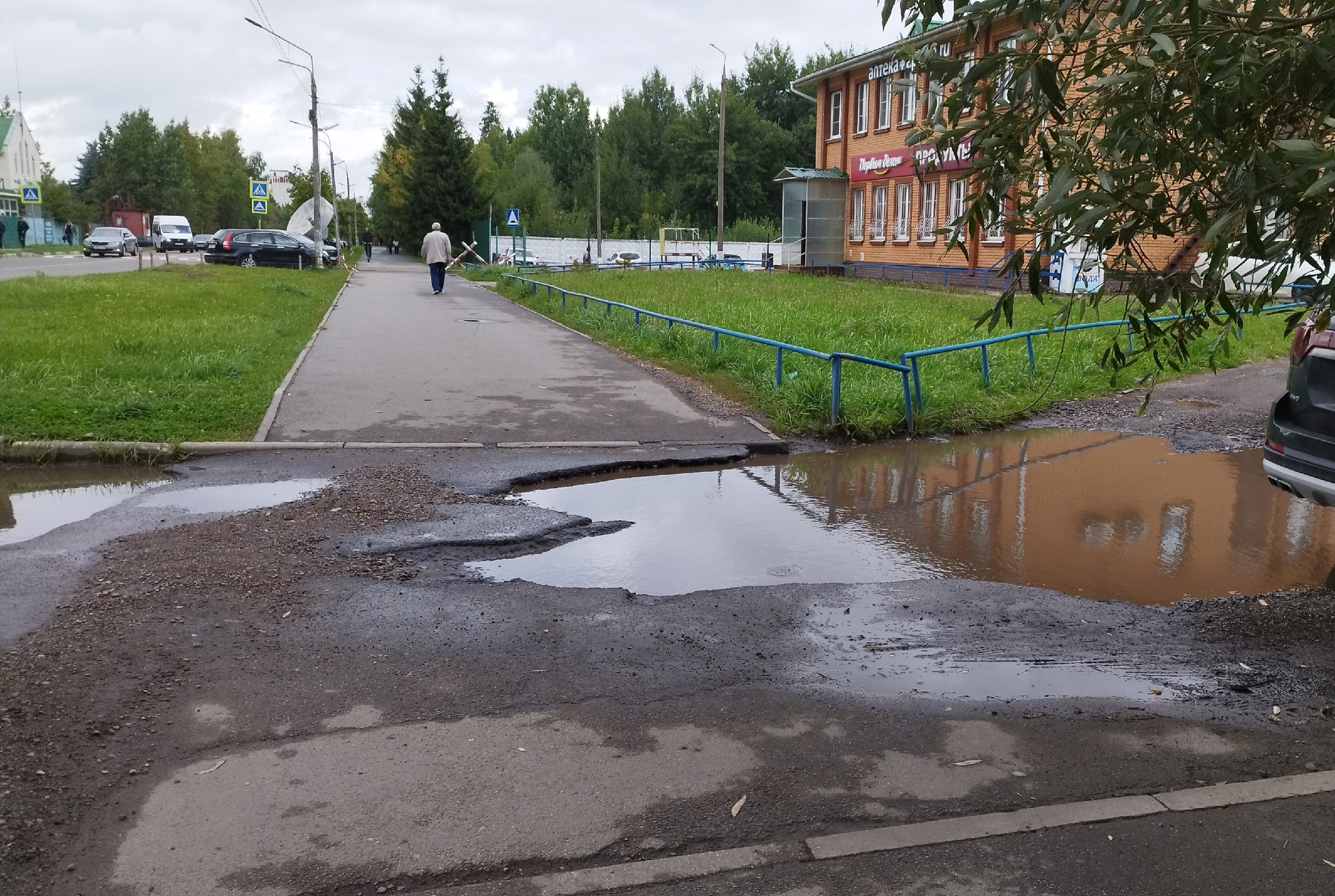 Невозможно ходить между магазином «Лабиринт» и Строителями 3/2