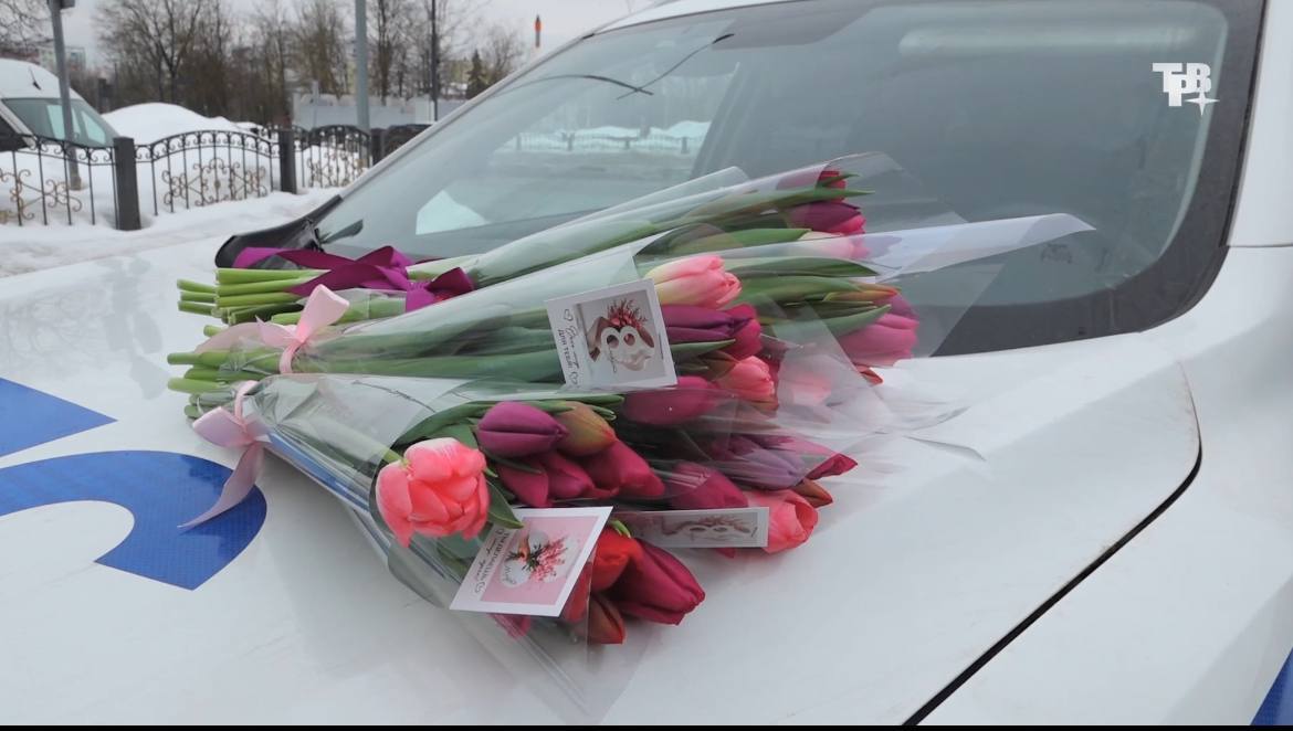 Сотрудники ГАИ поздравили автоледи с Международным женским днём