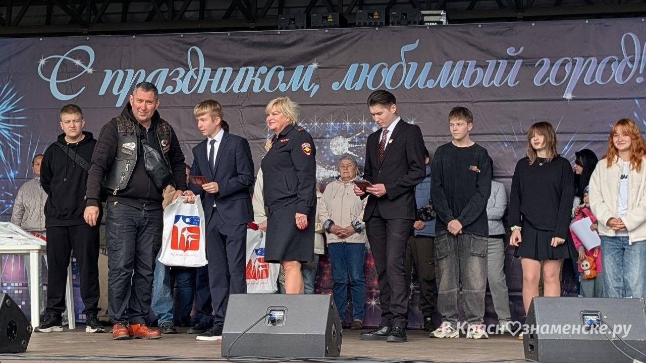 Вручение паспортов в городском парке — Краснознаменск