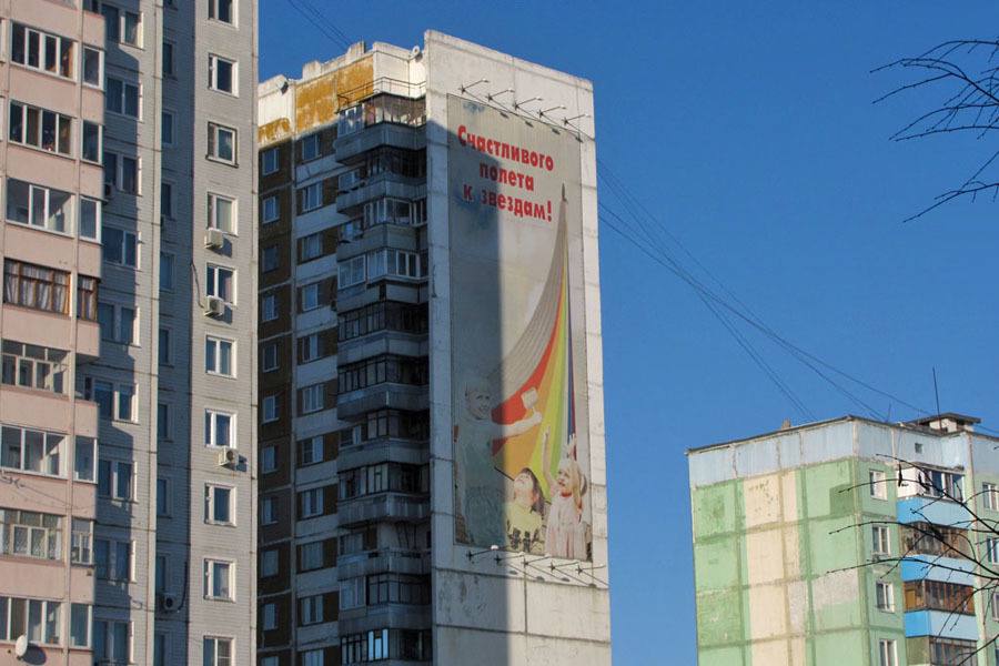 Особая атмосфера города с вывесками на фасадах