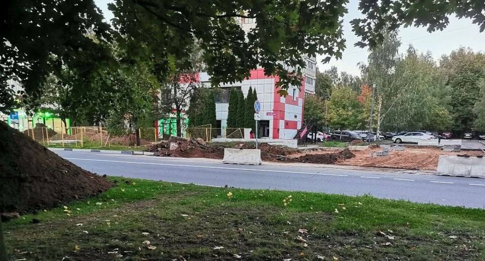 Напротив Ул.Победы 7 начались работы по обустройству тротуара и ремонту асфальтового покрытия во дворе