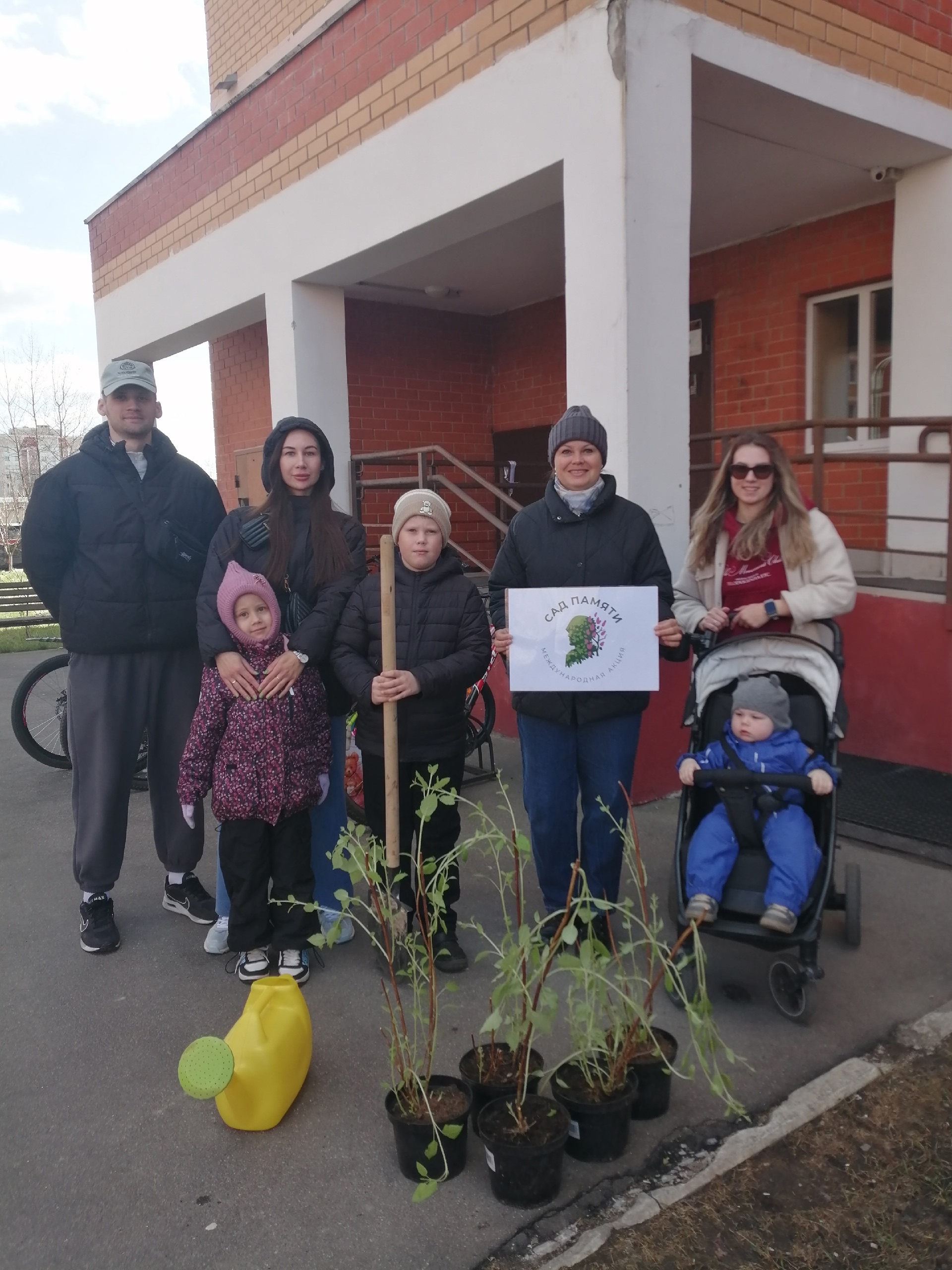 1. Каждый может внести свой вклад в озеленение родного двора!