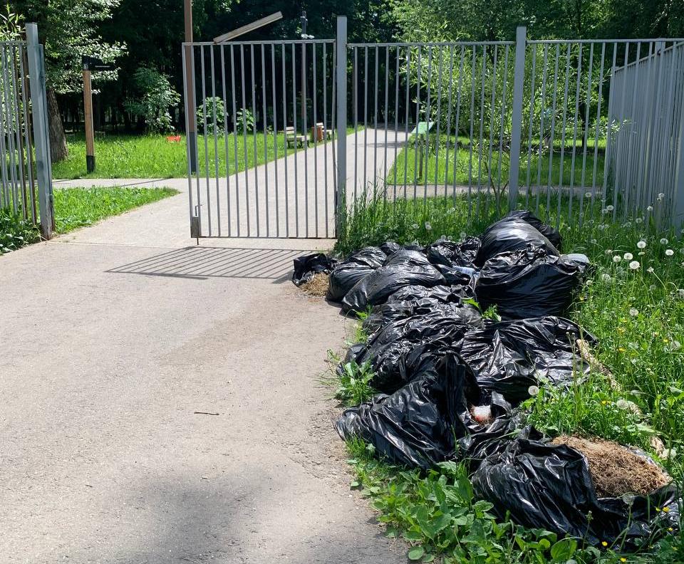 Когда уберут мешки с сухой и влажной травой со входа в парк Беличий?