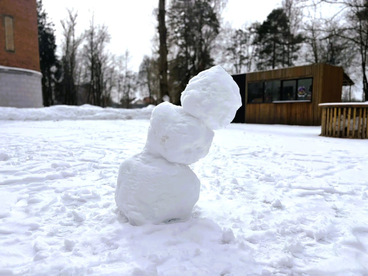 Уставший снеговик — как символ надвигающейся весны и тепла 