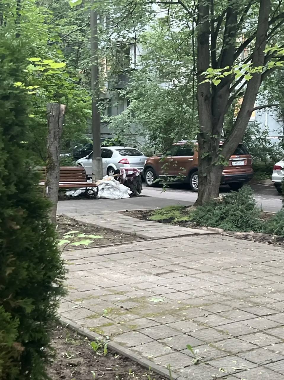 Если вам показалось, что можно целенаправленно прийти с тележкой и увезти чужой грунт — нет, нельзя