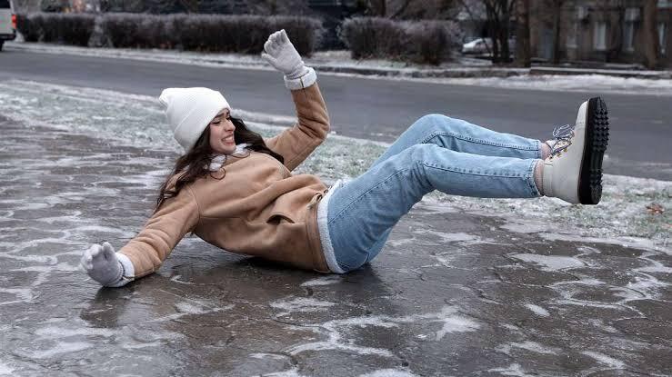 Россияне, пострадавшие из-за гололедицы, имеют право на денежную компенсацию