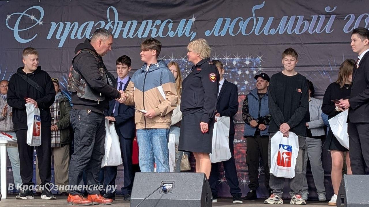 Вручение паспортов в городском парке — Краснознаменск
