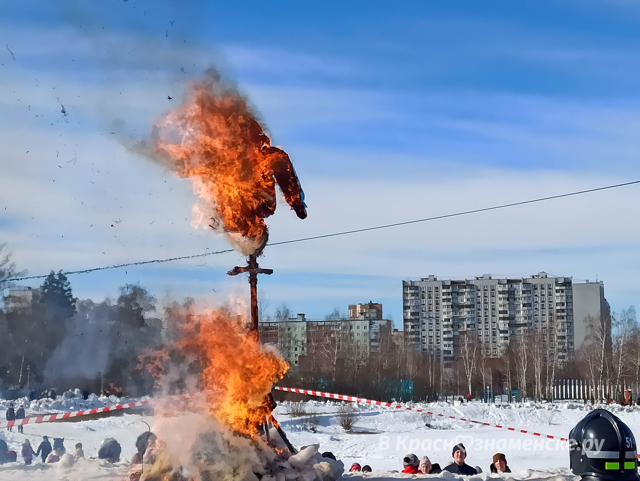 горящее чучело на масленицу. сжигание чучела. что сжигают на масленицу. когда будут сжигать масленицу в 2024. сожжение масленицы.