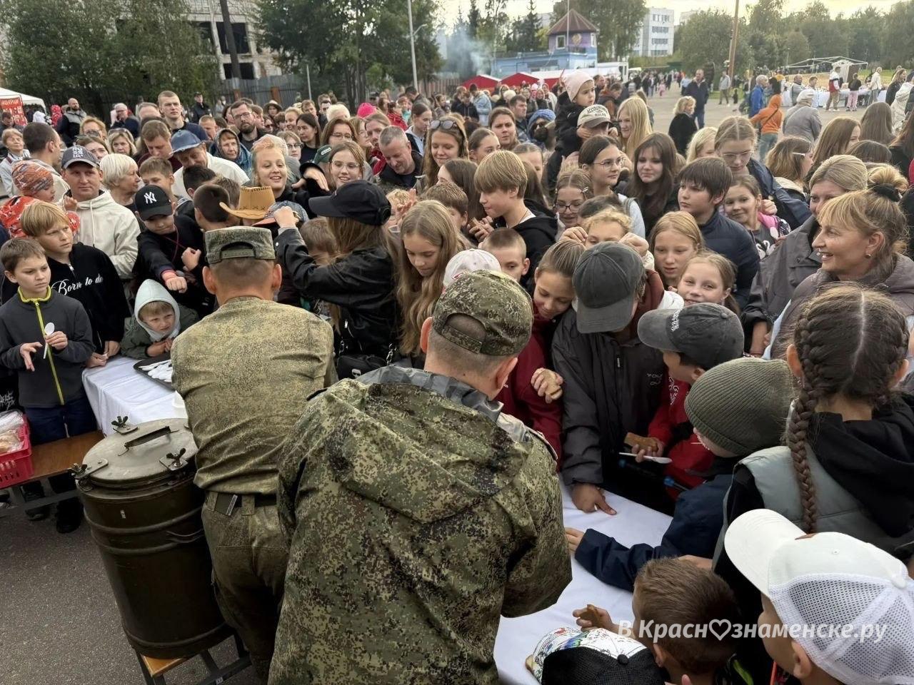 Раздача каши сопровождается музыкальным фоном — Краснознаменск