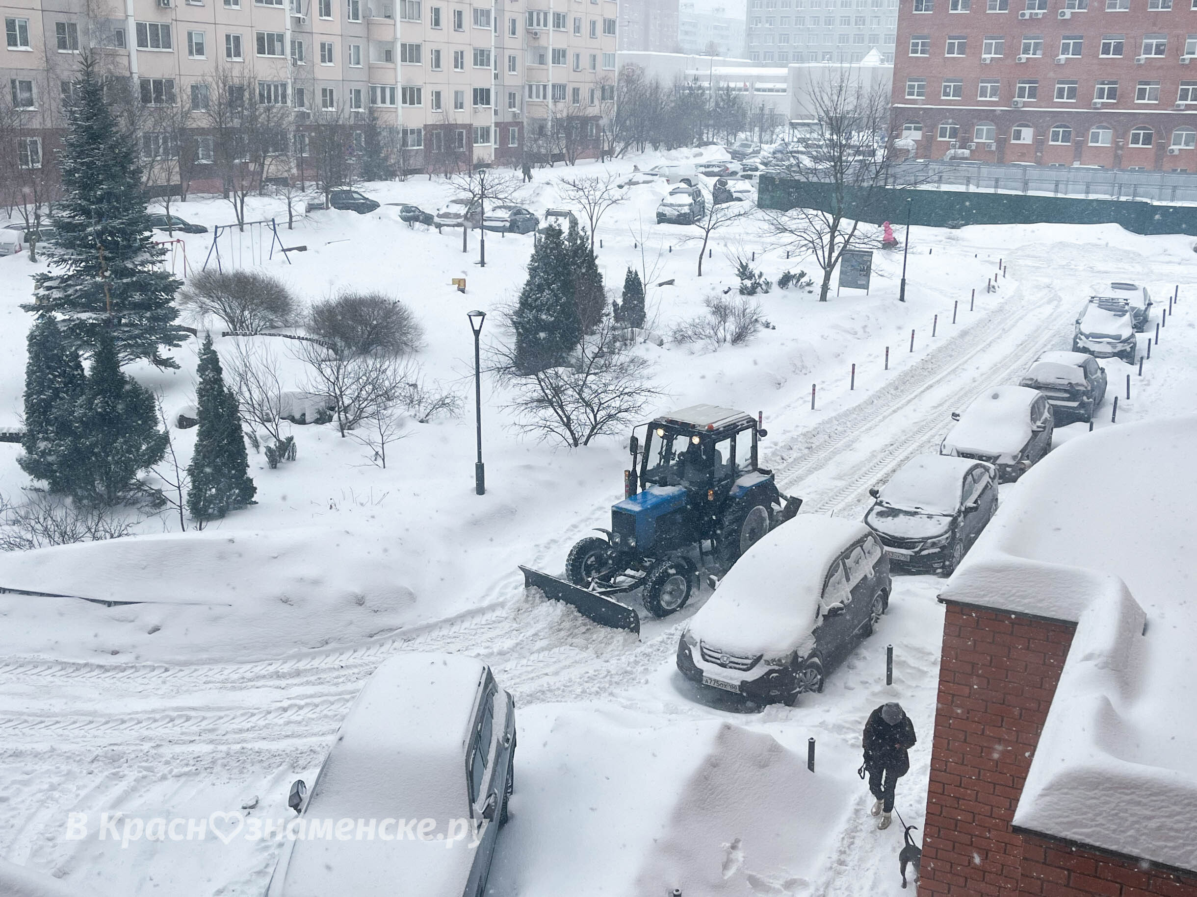 Синий трактор вышел на дежурство, чтобы очистить улицы города от снега