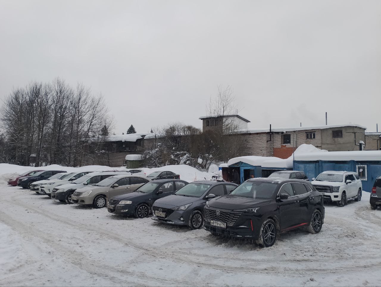 Парковка лыжни занята сотрудниками соседнего завода