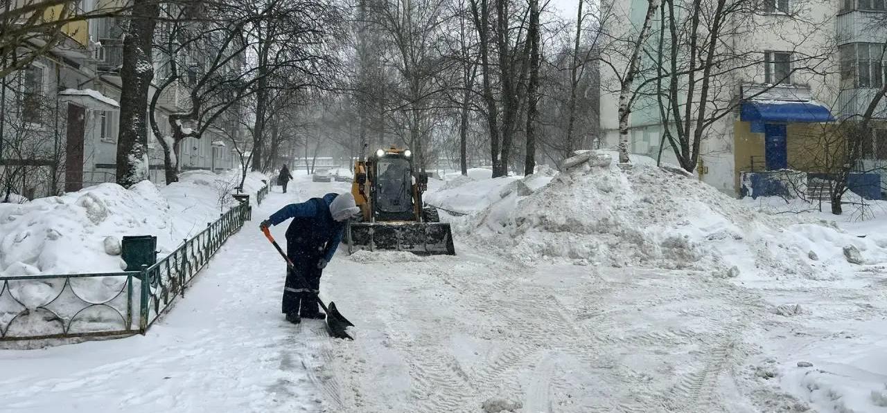 Уборка снега на улицах Краснознаменска 