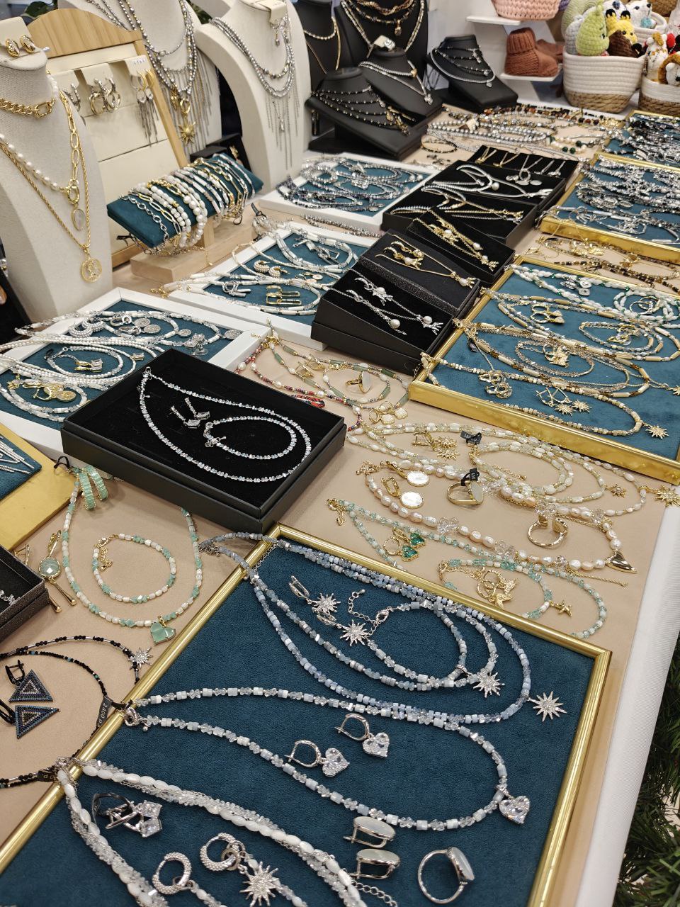 Приходите выбирать подарки себе и своим близким.